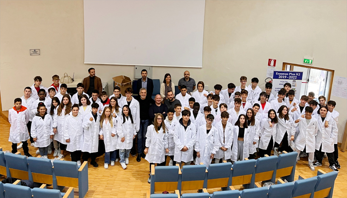 Figli di Guido Lapi e NPA Mosè donano camici da laboratorio agli studenti del Cattaneo